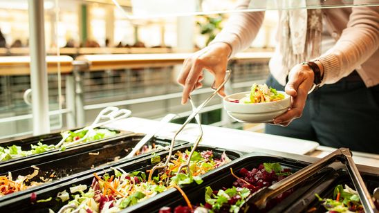 Salatbuffet in einer Kantine