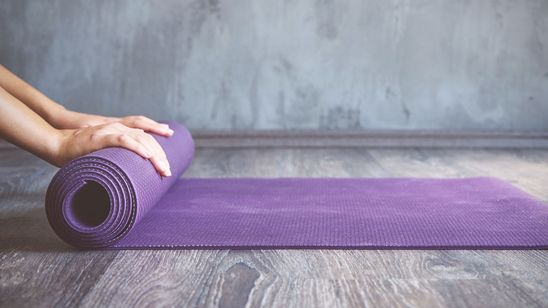 Yogamatte wird zusammengerollt