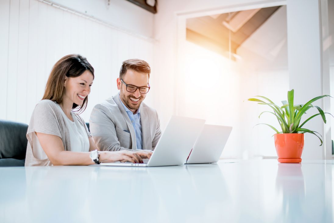 Büro Mann Frau Laptop Besprechung