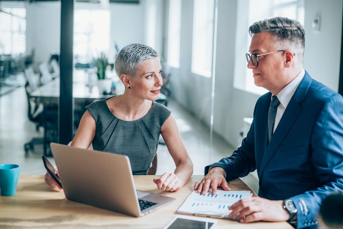 Büro Mann Frau Besprechung Laptop