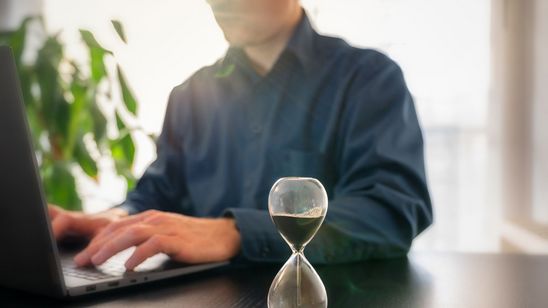 Sanduhr in einem Büro als Symbol für Arbeitszeit und Zeitmanagement