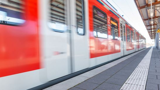 zug s-bahn fährt an bahnsteig ein schnell